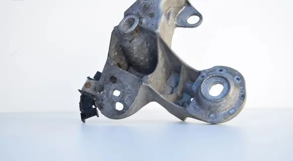 Audi A4 S4 B5 8D Engine mounting bracket 4B0199352