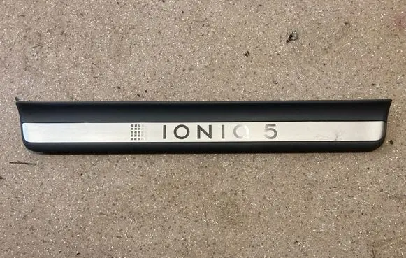 Front sill trim cover