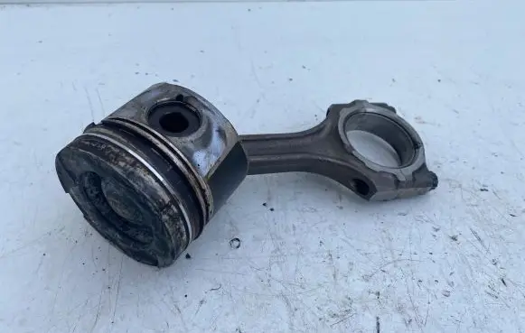 Toyota Avensis T270 Piston with connecting rod 9LA 07386