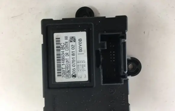 Ford Mondeo MK IV Door control unit/module 0507918102