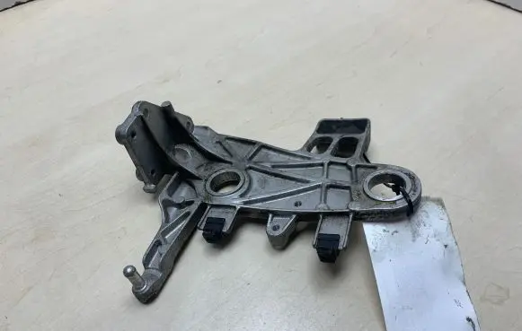 Mercedes-Benz C W204 Air filter cleaner box bracket assembly A6510902241 211550101