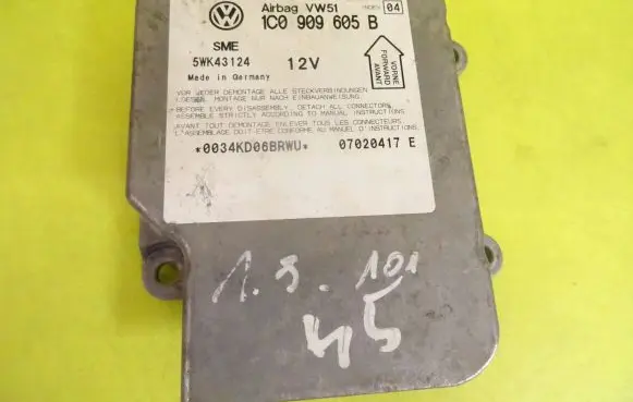 Volkswagen PASSAT B5 Airbag control unit/module 1C0909605B