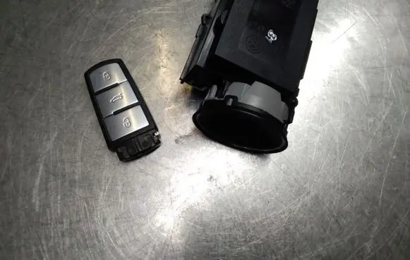 Volkswagen PASSAT B6 Ignition lock 3C0905843R 33303401