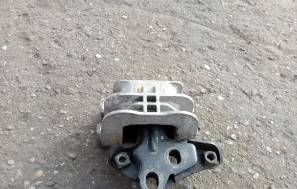 Ford Transit Custom Engine mount bracket BK217M124AD BK217M124