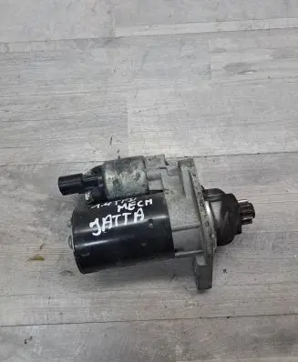 Volkswagen Golf V Starter motor 0001121408