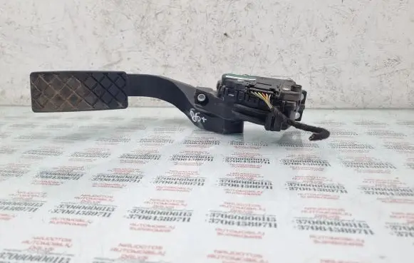 Volkswagen PASSAT B5.5 Accelerator throttle pedal 8D1721523E