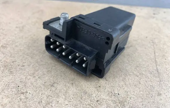 BMW 5 E39 Glow plug pre-heat relay 12212246919 2246919
