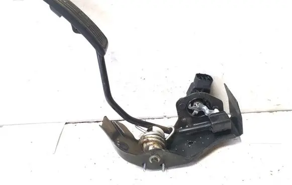 Accelerator throttle pedal