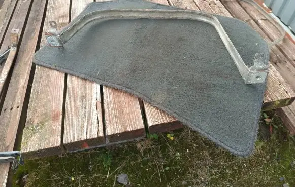 Fuel tank mounting bracket