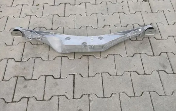 BMW 1 F40 Rear differential/diff mount bracket 6852896
