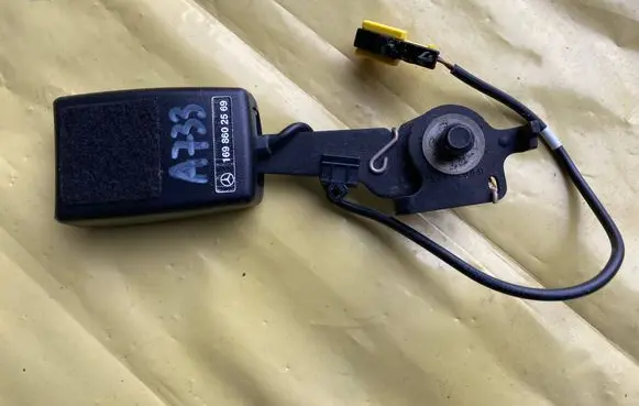 Mercedes-Benz A W169 Rear seatbelt buckle 1698602569