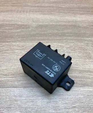 BMW 5 F10 F11 Coolant fan relay 9198302 V23132A2001X30