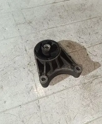 Opel Zafira B Engine mount bracket 2105442