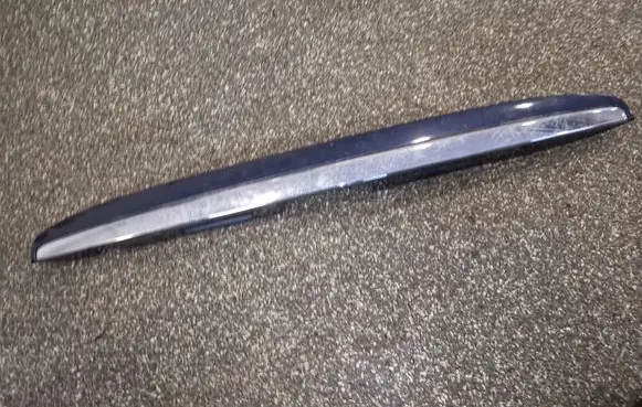 Lexus RX 300 Trunk door license plate light bar 7680148100 7680148040