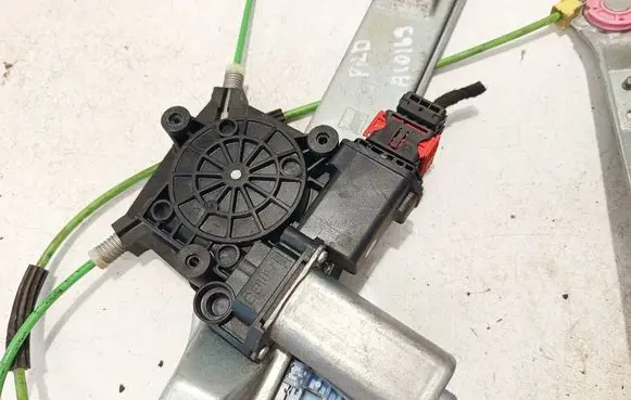 Opel Corsa D Front door window regulator motor 72005001