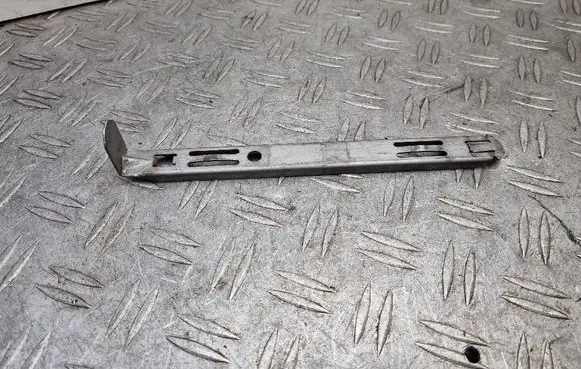 Headlight/headlamp mounting bracket