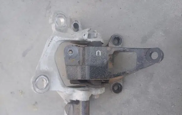 Mazda 6 Engine mount bracket