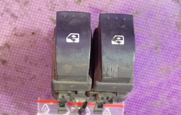 Renault Megane II Quarter vent window switch 315033A