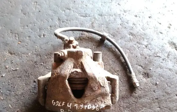 Volkswagen Golf IV Front brake caliper