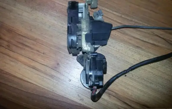 Mazda 323 Rear door lock