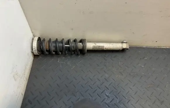 BMW 5 E60 E61 Rear shock absorber with coil spring 6770453 105413 E6CH008BX