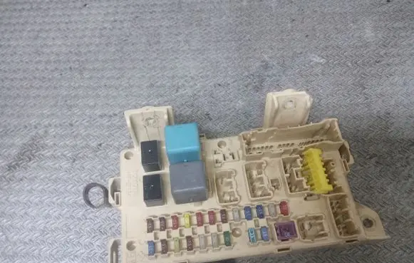 Toyota Avensis Verso Fuse module 8922144030