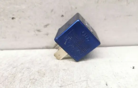 Audi A4 S4 B5 8D Glow plug pre-heat relay 8A0951253