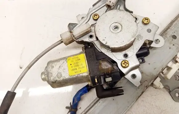 Nissan X-Trail T30 Front door window regulator motor 807318H301