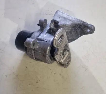 Ford Mondeo Mk III Engine mount bracket 2S716F012A