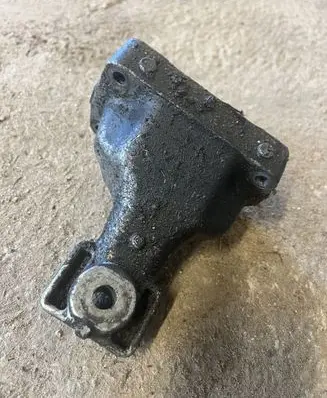 Mercedes-Benz ML W163 Engine mounting bracket