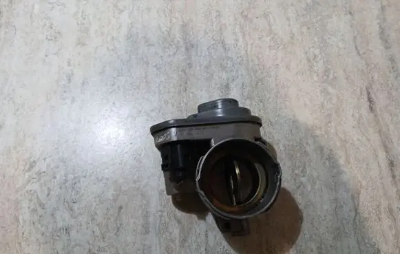 Volkswagen Touran I Throttle valve 038128063M