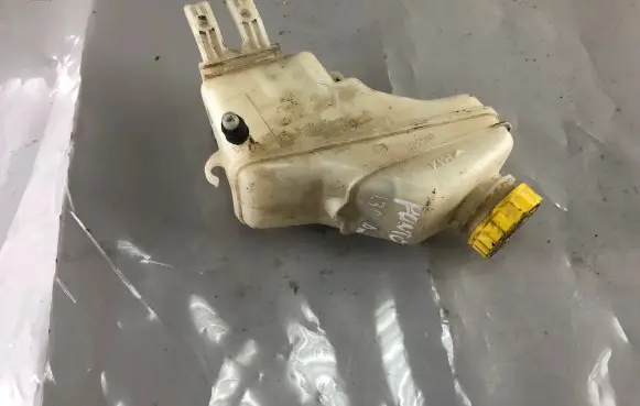 Brake fluid reservoir