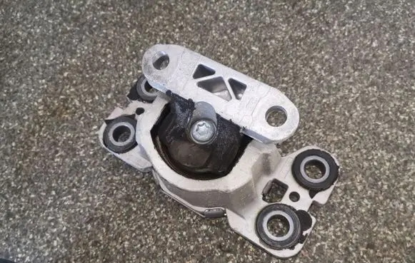 Land Rover Range Rover Evoque L538 Engine mount bracket
