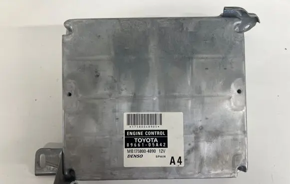 Toyota Avensis T250 Engine control unit/module 8966105A42