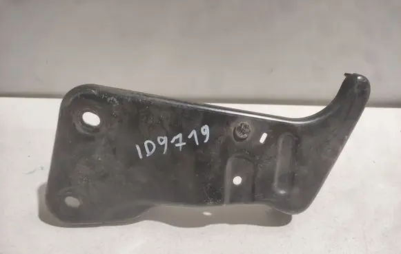 Maserati Ghibli Fender mounting bracket B496