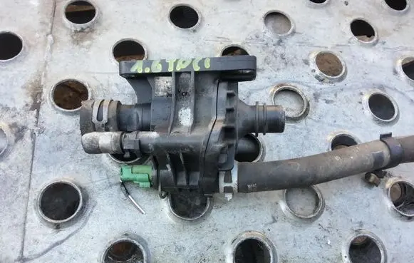 Ford Focus Thermostat housing 