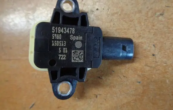 Fiat 500X Airbag deployment crash/impact sensor 51943478