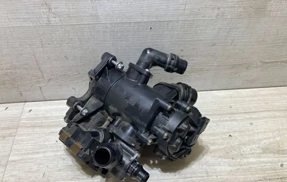BMW 1 F70 Thermostat housing 9896577