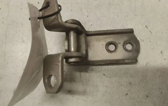 Suzuki Grand Vitara II Front door lower hinge