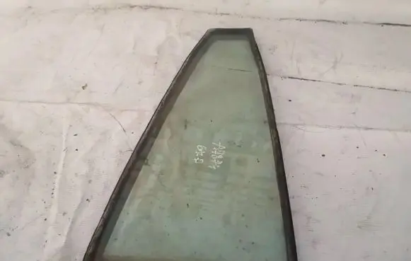 Toyota RAV 4 (XA20) Rear vent window glass 