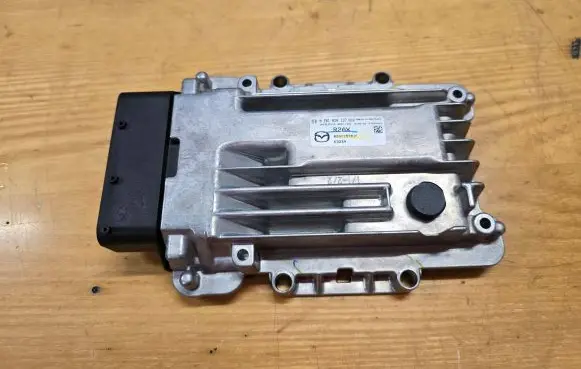 Mazda CX-7 Reducing agents exhaust control unit R2AX18701F 0281020137 K3239