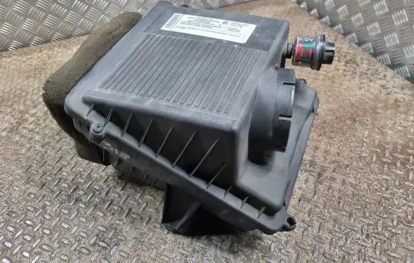 Cadillac Escalade Air filter box 15908905