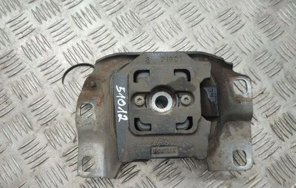 Ford C-MAX II Engine mount bracket V617M121