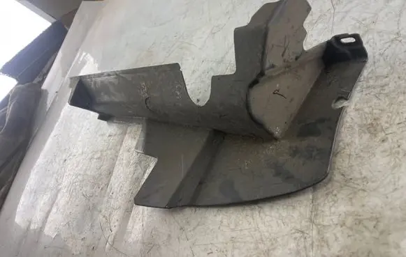 Chrysler 300 - 300C Radiator trim 04806237ae