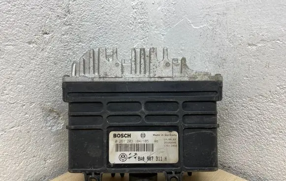 Volkswagen Golf III Engine control unit/module 8A0907311H 26SA3008 0261203184
