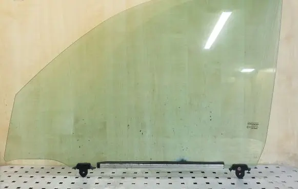 Toyota RAV 4 (XA20) Front door window glass four-door 