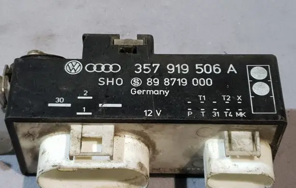 Volkswagen PASSAT B4 Coolant fan relay 357919506A