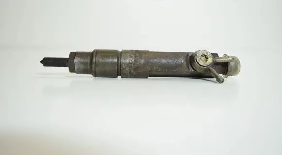 Audi A6 S6 C4 4A Fuel injector 046130201E