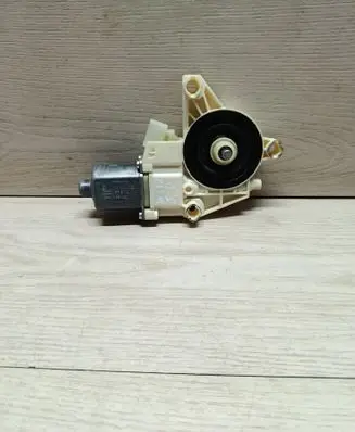 Mercedes-Benz E W212 Front door window regulator motor 0130822503