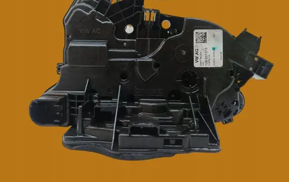 Skoda Kamiq Front door lock 10B837016